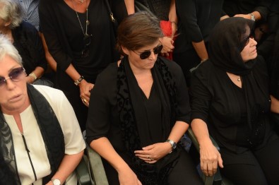 Vatan Şaşmaz'ın Eşi Yasemin Adalı Tören Boyunca Karnındaki Bebeğini Tuttu