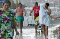 Antalya'da Tatilciler Yağmura Hazırlıksız Yakalandı