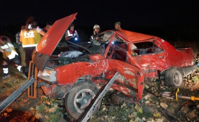 Kamyonet İle Otomobil Çarpıştı Açıklaması 2 Ölü, 6 Yaralı
