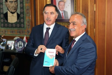 Şeref Malkoç'tan Rektör Çomaklı'ya Nezaket Ziyareti