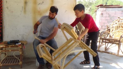 Suriyeli Hajhasan Bambudan Bahçe Mobilyası Üretiyor