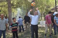 NEŞELİ GÜNLER - Vali Toraman, Özel Çocuklarla Piknikte Top Oynadı