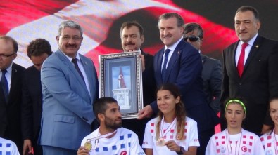 Başkan Ferit Karabulut'tan Bakanlara, 'Şehit Sancaktar Anıtı' Tablosu