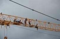 TAŞERON FİRMA - Maaşlarını Alamadıklarını İddia Eden İşçiler Kule Vince Çıktı