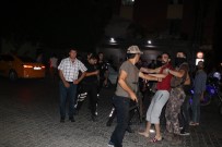 ÖFKELI KALABALıK - Mahalleli Ve Suriyeli Aile Arasında Sopalı Bıçaklı Kavga Açıklaması 2 Yaralı