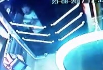 ÖFKELİ YOLCU - Önce Kapıyı Sonra Şoförü Yumrukladı