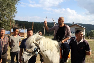 Yayla Evi Sahiplerine Atlı, Tüfekli Destek