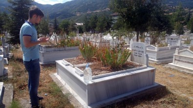 Arife Günü'nde Mezarlıklara Ziyaretçi Akını