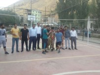 BAYRAM HEDİYESİ - Bahçesaraylı Gençlerden Örnek Davranış