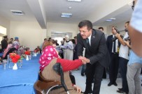 ÇOCUK ESİRGEME KURUMU - Bakan Zeybekci, Yaşlılarla Türkü Söyledi