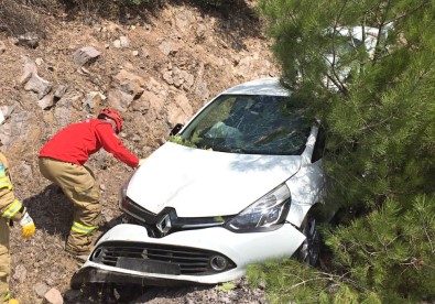 Balıkesir'de Otomobil Şarampole Uçtu Açıklaması 3 Yaralı