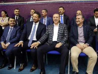 Cumhurbaşkanı Erdoğan'dan A Milli Basketbol Takımına Sürpriz Ziyaret
