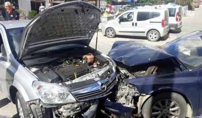 İki Otomobil Kafa Kafaya Çarpıştı Açıklaması 3 Yaralı