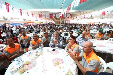 Karşıyaka'da 2 Bin Kişiyle Bayram Yemeği