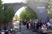 KABİR ZİYARETİ - Mezarlıklar Bayram Öncesi Ziyaretçilerle Doldu