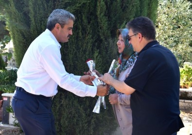 Nazilli Belediyesi Arefe Gününde Mezarlıklarda Çiçek Dağıttı