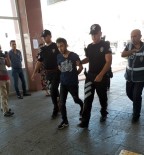 KADIN ÇANTASI - Otomobilin Camlarını Kırıp Çanta Çalan Şüpheli Yakalandı