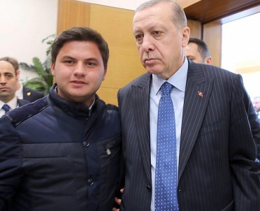 Siyasilerle Selfie Çekiyor