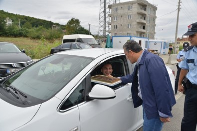 Vali Kaymak'Tan Sürücülere Çikolata