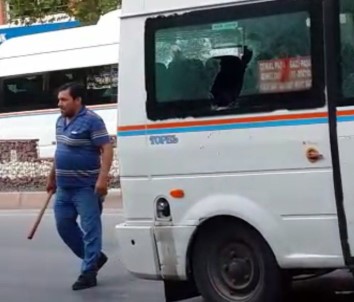 Adana'da Bıçaklı Sopalı 'Yol Verme' Kavgası
