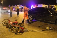 Birbirlerini Çeken Motosikletlere Otomobil Çarptı Açıklaması 2 Yaralı