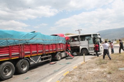 Cuma Namazına Giden İşçilerin Bulunduğu Otobüs Kaza Yaptı Açıklaması 27 Yaralı