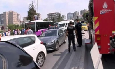 İstanbul'da 8 Araç Birbirine Girdi Açıklaması 2 Yaralı