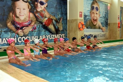 Salihli'de Çocuklar Yüzme Öğrenecek