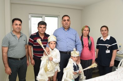 Tarsus'ta Çocuklar Sünnet Ettiriliyor