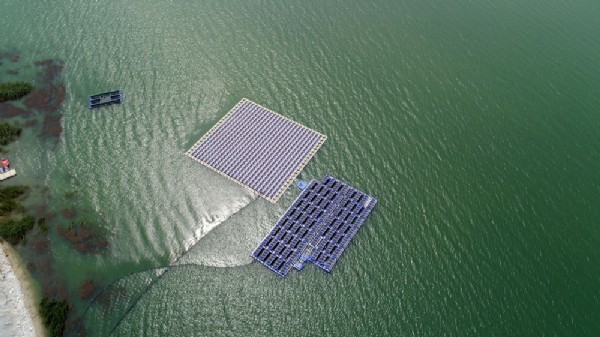 Türkiye'nin ilk yüzer güneş enerji santrali havadan görüntülendi