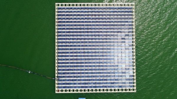Türkiye'nin ilk yüzer güneş enerji santrali havadan görüntülendi