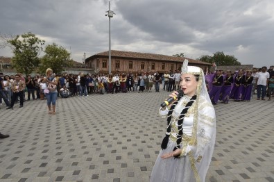 Ankara Festivali'ne Katılan Halk Oyunları Ekiplerinden Ankara Kalesi'nde Gösteri