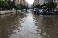 YILDIRIM DÜŞMESİ - Aydın'da Yağış Hayatı Felç Etti Açıklaması 2 Yaralı