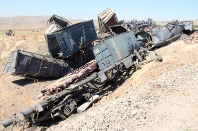 Elazığ'da 2 Makinistin Öldüğü Trenin Enkazı Kaldırılıyor