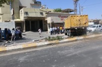 HAFRİYAT KAMYONU - Şanlıurfa'da Trafik Kazası Açıklaması 3 Yaralı