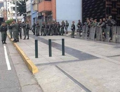 Venezuela'da askerler savcılığı kuşattı