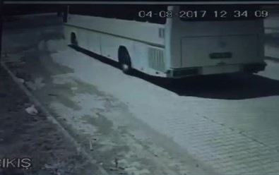 33 Kişinin Yaralandığı Otobüs Kazası Kamerada