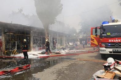Ankara'da Korkutan Yangın Açıklaması 7 Dükkan Küle Döndü