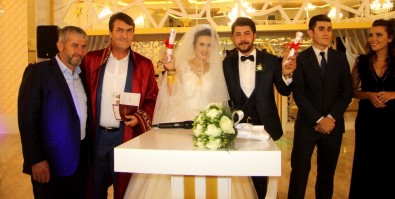 Belediye Başkanı Nikahını Kıydığı Çifte Ev Tapusu Verdi