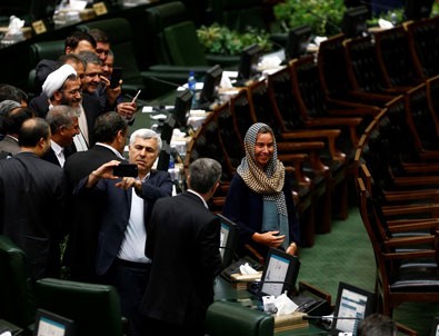 İran'da yemin töreni tartışmaları