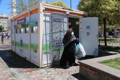 Zeytinburnu'nda Vatandaşlar Ekmeğini Çöpten Çıkarıyor