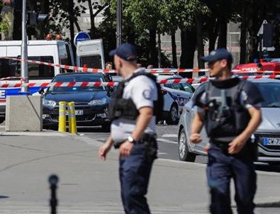 Paris'te bıçaklı saldırı paniği