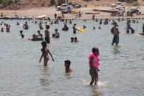 AHMET ŞİMŞEK - Sıcaklar, Denizi Olmayan Kentte Hazar Gölü'nü Doldurdu