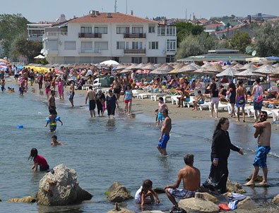 Sıcaktan bunalan İstanbullular denize akın etti