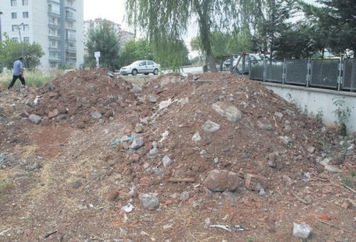Ağaçları kestiler kamyonlarla moloz döktüler
