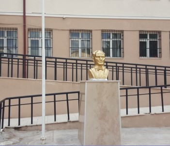 Tepkilere Neden Olan Atatürk Büstü Yenisiyle Değiştirildi