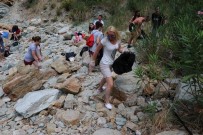 KARPUZ KEYFİ - Turist Kafilesi Belediye İşçileriyle Çöp Topladı