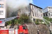 SAHİL YOLU - Ünye'de Tarihi Bina Yandı