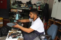 AYAKKABI TAMİRCİSİ - Yaz Aylarında Ayakkabı Tamircileri Zor Günlerini Geçiriyor