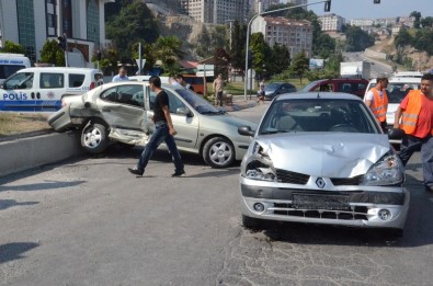 Zonguldak'ta Trafik Kazası Açıklaması 3 Yaralı